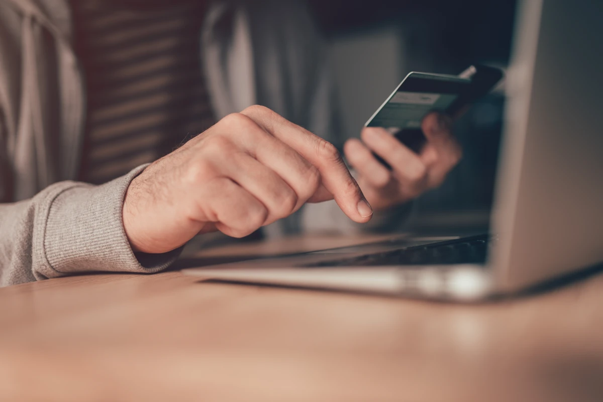 Le droit au travail à l'épreuve de la précarité : vers une protection renforcée des travailleurs vulnérables